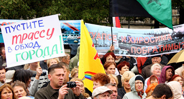 Black-green ecologists' banner over the rally of Tuapse residents. Inscription on the poster: "Build highway round about the city!" October 3, 2010. Photo by the "Caucasian Knot" Black-green ecologists' banner over the rally of Tuapse residents. Inscription on the poster: "Build highway round about the city!" October 3, 2010. Photo by the "Caucasian Knot"