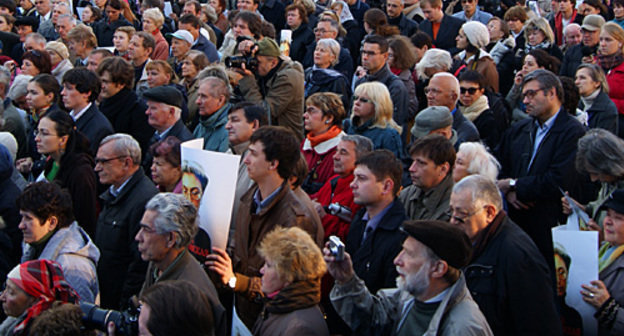 Rally in memory of Anna Politkovskaya, journalist of "Novaya Gazeta".
Moscow, Chistoprudny Boulevard, October 7, 2010. Photo by the "Caucasian Knot" Rally in memory of Anna Politkovskaya, journalist of "Novaya Gazeta".
Moscow, Chistoprudny Boulevard, October 7, 2010. Photo by the "Caucasian Knot"