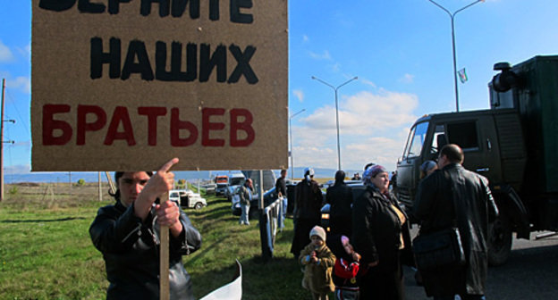 Participants of a spontaneous rally in Magas. The banner: "Bring our brothers back", Ingushetia, October 18, 2010. Photo by the "Caucasian Knot"
Participants of a spontaneous rally in Magas. The banner: "Bring our brothers back", Ingushetia, October 18, 2010. Photo by the "Caucasian Knot"