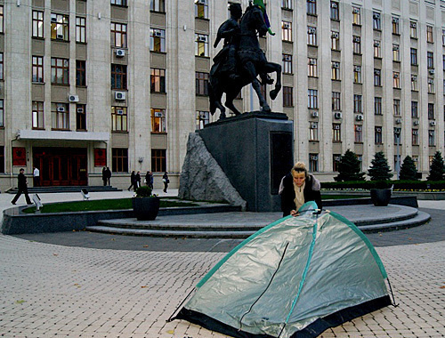 Irina Kolesnikova sets up her tent near the Administration of the Krasnodar territory. October 27, 2010. Photo by Yulia Yakovleva for the "Caucasian Knot" Irina Kolesnikova sets up her tent near the Administration of the Krasnodar territory. October 27, 2010. Photo by Yulia Yakovleva for the "Caucasian Knot"