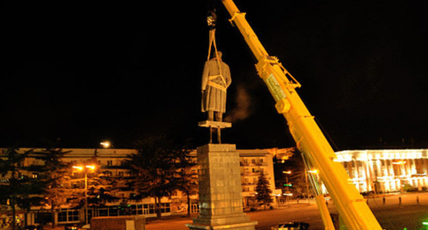 Dismantling of monument to Stalin in Gori, Georgia, June 25, 2010. Photo by http://netgazeti.ge Dismantling of monument to Stalin in Gori, Georgia, June 25, 2010. Photo by http://netgazeti.ge