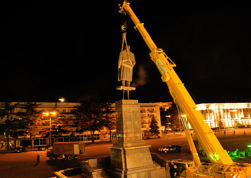 Dismantling of monument to Stalin in Gori, Georgia, June 25, 2010. Photo by http://netgazeti.ge Dismantling of monument to Stalin in Gori, Georgia, June 25, 2010. Photo by http://netgazeti.ge