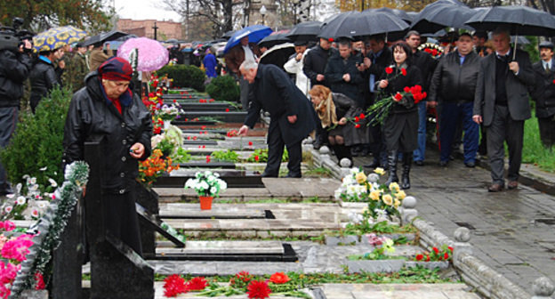 Top-level officials of North Ossetia come to commemorate victims of Ossetian-Ingush conflict. Vladikavkaz, October 30, 2010. Photo by the "Caucasian Knot" Top-level officials of North Ossetia come to commemorate victims of Ossetian-Ingush conflict. Vladikavkaz, October 30, 2010. Photo by the "Caucasian Knot"