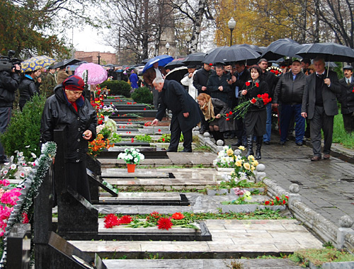 Top-level officials of North Ossetia come to commemorate victims of Ossetian-Ingush conflict. Vladikavkaz, October 30, 2010. Photo by the "Caucasian Knot" Top-level officials of North Ossetia come to commemorate victims of Ossetian-Ingush conflict. Vladikavkaz, October 30, 2010. Photo by the "Caucasian Knot"