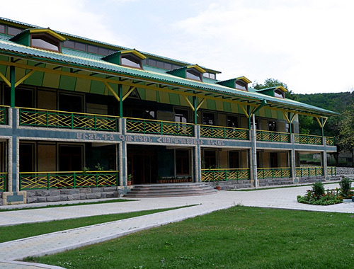 Nagorno-Karabakh Republic, school in Vank village. Photo by http://ru.wikipedia.org Nagorno-Karabakh Republic, school in Vank village. Photo by http://ru.wikipedia.org