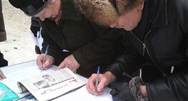 Ecologists collect signatures under appeal to Russian President against actions of the OJSC "Plastcard". Volgograd, December 4, 2010. Photo by the "Caucasian Knot" Ecologists collect signatures under appeal to Russian President against actions of the OJSC "Plastcard". Volgograd, December 4, 2010. Photo by the "Caucasian Knot"