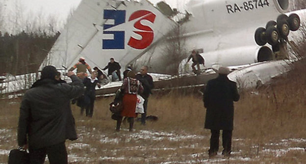 The place of the emergency landing of the "Dagestani Airlines" aircraft. Moscow, Domodedovo Airport, December 4, 2010. Photo was provided by a passenger The place of the emergency landing of the "Dagestani Airlines" aircraft. Moscow, Domodedovo Airport, December 4, 2010. Photo was provided by a passenger
