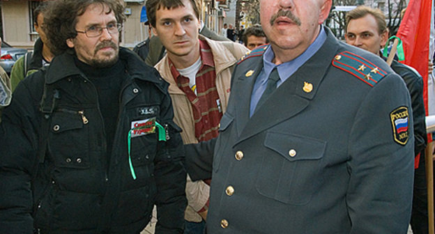 In the course of protest action in Krasnodar on December 5, militiamen detain Andrei Rudomakha (on the left), coordinator of the "Ecological Watch for Northern Caucasus". Photo by the "Caucasian Knot" In the course of protest action in Krasnodar on December 5, militiamen detain Andrei Rudomakha (on the left), coordinator of the "Ecological Watch for Northern Caucasus". Photo by the "Caucasian Knot"