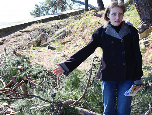 Gayane Antonova, a member of the initiative group for defending the monument of nature "Cape Vidnoe", at the picket in its protection in Khosta settlement, March 20, 2010. Photo by the "Caucasian Knot" Gayane Antonova, a member of the initiative group for defending the monument of nature "Cape Vidnoe", at the picket in its protection in Khosta settlement, March 20, 2010. Photo by the "Caucasian Knot"