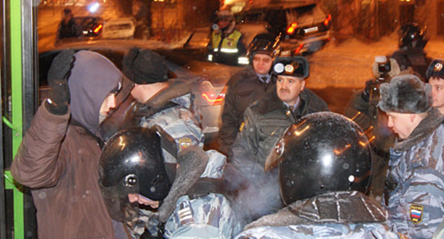 Examination of participants of the action in the Ostankino Park. Moscow, December 18, 2010. Photo by the "Caucasian Knot" Examination of participants of the action in the Ostankino Park. Moscow, December 18, 2010. Photo by the "Caucasian Knot"