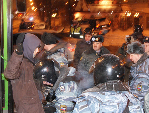 Examination of participants of the action in the Ostankino Park. Moscow, December 18, 2010. Photo by the "Caucasian Knot" Examination of participants of the action in the Ostankino Park. Moscow, December 18, 2010. Photo by the "Caucasian Knot"