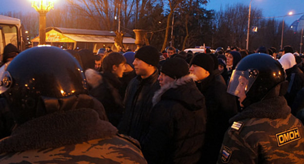 OMON (special militia) agents block a non-authorized rally in Volgograd, December 18, 2010. Photo by the "Caucasian Knot" OMON (special militia) agents block a non-authorized rally in Volgograd, December 18, 2010. Photo by the "Caucasian Knot"
