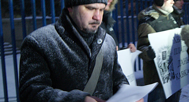 Ilya Lazarenko, co-chair of the National Democratic Alliance, reads out a resolution with a demand to expel North-Caucasian republics from the Russian Federation. Moscow, December 18, 2010. Photo by the "Caucasian Knot" Ilya Lazarenko, co-chair of the National Democratic Alliance, reads out a resolution with a demand to expel North-Caucasian republics from the Russian Federation. Moscow, December 18, 2010. Photo by the "Caucasian Knot"