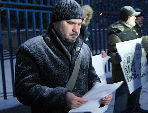 Ilya Lazarenko, co-chair of the National Democratic Alliance, reads out a resolution with a demand to expel North-Caucasian republics from the Russian Federation. Moscow, December 18, 2010. Photo by the "Caucasian Knot" Ilya Lazarenko, co-chair of the National Democratic Alliance, reads out a resolution with a demand to expel North-Caucasian republics from the Russian Federation. Moscow, December 18, 2010. Photo by the "Caucasian Knot"