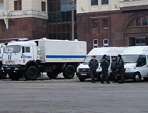 Law enforcement agents near "Moskva" Hotel in Manege Square, December 25, 2010. Photo by the "Caucasian Knot" Law enforcement agents near "Moskva" Hotel in Manege Square, December 25, 2010. Photo by the "Caucasian Knot"