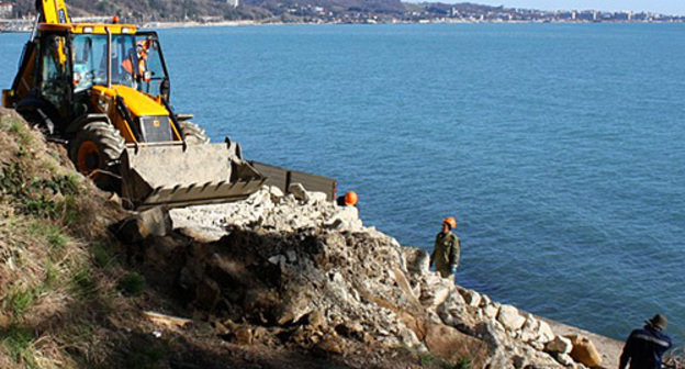 Construction works on Cape Vidny, March 2010. Photo by the "Caucasian Knot" Construction works on Cape Vidny, March 2010. Photo by the "Caucasian Knot"