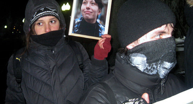 Participants of the action in memory of Markelov and Baburova in Chistoprudny Boulevard in Moscow, January 19, 2010. Photo by the "Caucasian Knot" Participants of the action in memory of Markelov and Baburova in Chistoprudny Boulevard in Moscow, January 19, 2010. Photo by the "Caucasian Knot"