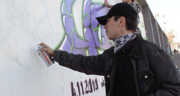 Dagestani graffiti masters paint on walls in Makhachkala, November 2010. Murad Magomedov for the "Caucasian Knot" Dagestani graffiti masters paint on walls in Makhachkala, November 2010. Murad Magomedov for the "Caucasian Knot"