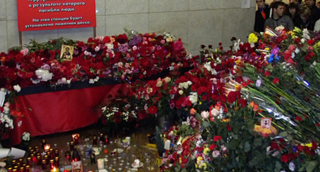 Flowers in memory of victims of the terror act in Lubyanka metro station, Moscow, March 30, 2010. Photo by the "Caucasian Knot" Flowers in memory of victims of the terror act in Lubyanka metro station, Moscow, March 30, 2010. Photo by the "Caucasian Knot"