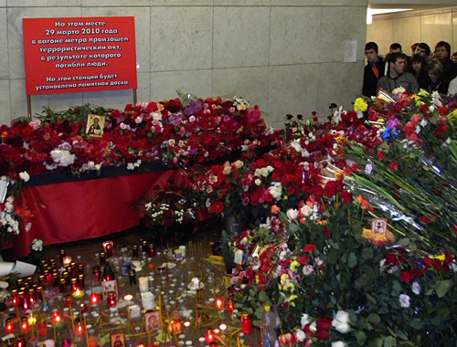 Flowers in memory of victims of the terror act in Lubyanka metro station, Moscow, March 30, 2010. Photo by the "Caucasian Knot" Flowers in memory of victims of the terror act in Lubyanka metro station, Moscow, March 30, 2010. Photo by the "Caucasian Knot"