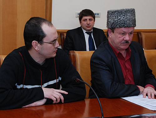 Nail (left) and Dzhafar Bikmaev, Makhachkala, January 21, 2011. Photo by Albert Tokaev for the "Caucasian Knot" Nail (left) and Dzhafar Bikmaev, Makhachkala, January 21, 2011. Photo by Albert Tokaev for the "Caucasian Knot"