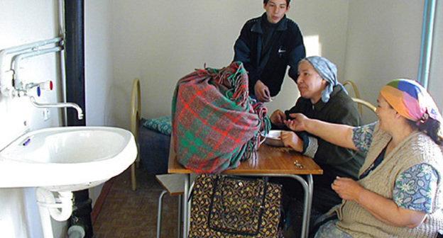 Residents of a temporary accommodation centre in Mayakovsky Street in Grozny, 2002. Photo by www.chechnyafree.ru Residents of a temporary accommodation centre in Mayakovsky Street in Grozny, 2002. Photo by www.chechnyafree.ru