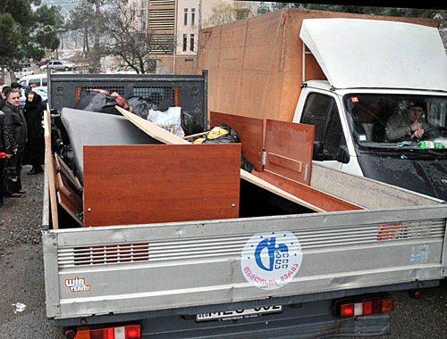 A car loaded with refugees' belongings, Tbilisi, January 20, 2010. Courtesy: www.radiotavisupleba.ge, by Nodar Tshvirashvili A car loaded with refugees' belongings, Tbilisi, January 20, 2010. Courtesy: www.radiotavisupleba.ge, by Nodar Tshvirashvili