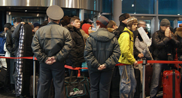 Inspection of arriving passengers at the entrance to the Domodedovo Airport, January 24, 2011. Photo by the "Caucasian Knot" Inspection of arriving passengers at the entrance to the Domodedovo Airport, January 24, 2011. Photo by the "Caucasian Knot"