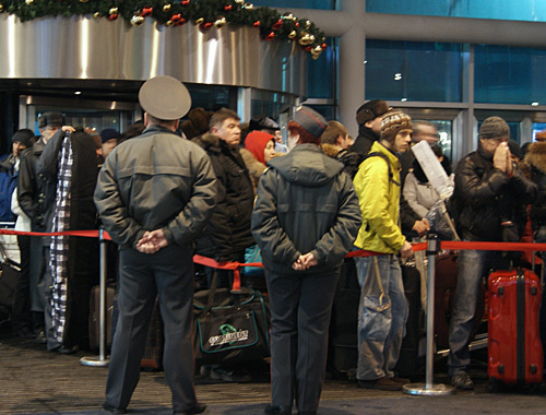 Inspection of arriving passengers at the entrance to the Domodedovo Airport, January 24, 2011. Photo by the "Caucasian Knot" Inspection of arriving passengers at the entrance to the Domodedovo Airport, January 24, 2011. Photo by the "Caucasian Knot"