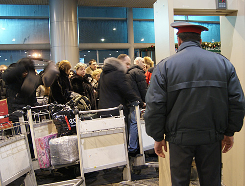 Inspection of arriving passengers at the entrance to the Domodedovo Airport, January 24, 2011. Photo by the "Caucasian Knot" Inspection of arriving passengers at the entrance to the Domodedovo Airport, January 24, 2011. Photo by the "Caucasian Knot"