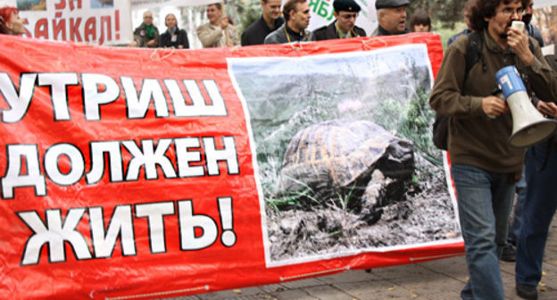 Andrei Rudomakha at the ecological rally in Krasnodar, October 23, 2010. Poster reads: "Utrish shall live on!" Photo by the "Caucasian Knot" Andrei Rudomakha at the ecological rally in Krasnodar, October 23, 2010. Poster reads: "Utrish shall live on!" Photo by the "Caucasian Knot"