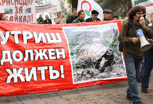 Andrei Rudomakha at the ecological rally in Krasnodar, October 23, 2010. Poster reads: "Utrish shall live on!" Photo by the "Caucasian Knot" Andrei Rudomakha at the ecological rally in Krasnodar, October 23, 2010. Poster reads: "Utrish shall live on!" Photo by the "Caucasian Knot"