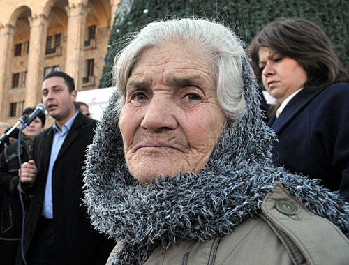 Participant of the refugees' protest action near the building of Georgian Parliament. Tbilisi, January 15, 2011. Courtesy: www.radiotavisupleba.ge, by Nodar Tshvirashvili
Participant of the refugees' protest action near the building of Georgian Parliament. Tbilisi, January 15, 2011. Courtesy: www.radiotavisupleba.ge, by Nodar Tshvirashvili