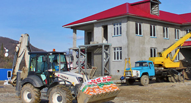 Finishing works started at the kindergarten construction in Tavrichesky district. Sochi, 2011. Photo: www.olympdep.ru
Finishing works started at the kindergarten construction in Tavrichesky district. Sochi, 2011. Photo: www.olympdep.ru