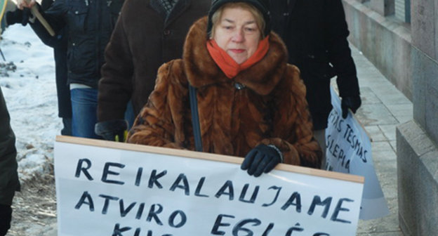 Picket held near the Regional Court in Vilnius with a demand of an open trial of Egle Kusaite. March 02 2011. Photo: Thomas Chivas Picket held near the Regional Court in Vilnius with a demand of an open trial of Egle Kusaite. March 02 2011. Photo: Thomas Chivas