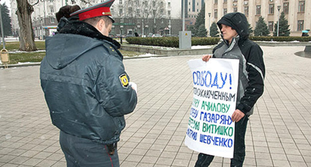 Solo picket of a member of the "Ecological Watch for Northern Caucasus" in Krasnodar defence of political prisoners kept in Tuapse. March 2, 2011. Courtesy of the newspaper "Da! Krasnodar", http://dakrasnodar.ru/news/dacha-tkacheva-020311 Solo picket of a member of the "Ecological Watch for Northern Caucasus" in Krasnodar defence of political prisoners kept in Tuapse. March 2, 2011. Courtesy of the newspaper "Da! Krasnodar", http://dakrasnodar.ru/news/dacha-tkacheva-020311
