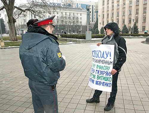 Solo picket of a member of the "Ecological Watch for Northern Caucasus" in Krasnodar defence of political prisoners kept in Tuapse. March 2, 2011. Courtesy of the newspaper "Da! Krasnodar", http://dakrasnodar.ru/news/dacha-tkacheva-020311 Solo picket of a member of the "Ecological Watch for Northern Caucasus" in Krasnodar defence of political prisoners kept in Tuapse. March 2, 2011. Courtesy of the newspaper "Da! Krasnodar", http://dakrasnodar.ru/news/dacha-tkacheva-020311