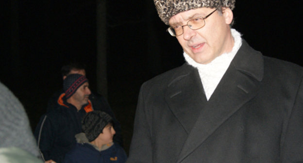 Mikael Storsjö and Chechen refugees demonstrate against priest Juha Molari in Raasepori, Finland. October 31, 2010. Photo by "Caucasian Knot". Mikael Storsjö and Chechen refugees demonstrate against priest Juha Molari in Raasepori, Finland. October 31, 2010. Photo by "Caucasian Knot".