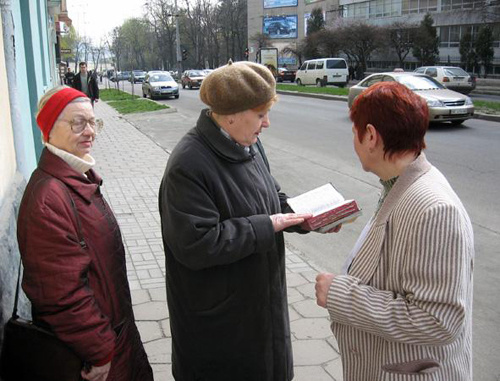 Jehovah's Witness preaching in the street. Photo by noterror.ru Jehovah's Witness preaching in the street. Photo by noterror.ru