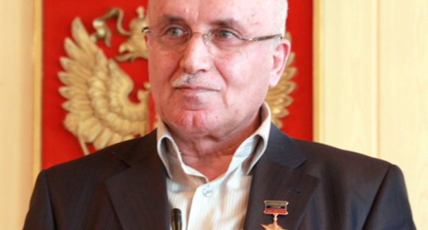 Isalmagomed Nabiev with Golden Sign of Honour "People's Hero of Dagestan", March 31, 2011. Photo by the "Caucasian Knot" Isalmagomed Nabiev with Golden Sign of Honour "People's Hero of Dagestan", March 31, 2011. Photo by the "Caucasian Knot"