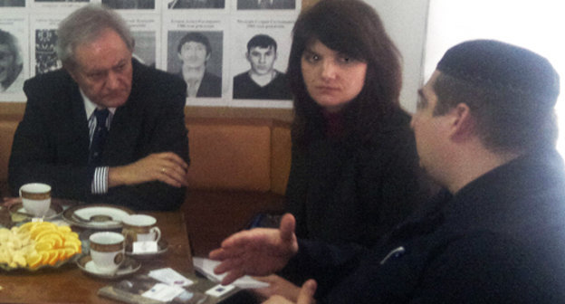 Left to right: Ambassador Fernando
M. Valenzuela, Head of the Delegation of
the European Union; Petra Gombalova-
Kislingerova, representative of the Political
Division of the EU; Magomed Mutsolgov,
chairman of the human rights organization
MASHR. Ingushetia, Nazran, April 5, 2011.
Photo by the "Caucasian Knot" Left to right: Ambassador Fernando
M. Valenzuela, Head of the Delegation of
the European Union; Petra Gombalova-
Kislingerova, representative of the Political
Division of the EU; Magomed Mutsolgov,
chairman of the human rights organization
MASHR. Ingushetia, Nazran, April 5, 2011.
Photo by the "Caucasian Knot"