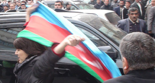Unknown opposition activist with the national
banner of Azerbaijan near "Khagani" Garden in
Baku during the protest action on April 2, 2011.
Photo by the "Caucasian Knot" Unknown opposition activist with the national
banner of Azerbaijan near "Khagani" Garden in
Baku during the protest action on April 2, 2011.
Photo by the "Caucasian Knot"