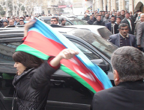 Unknown opposition activist with the national
banner of Azerbaijan near "Khagani" Garden in
Baku during the protest action on April 2, 2011.
Photo by the "Caucasian Knot" Unknown opposition activist with the national
banner of Azerbaijan near "Khagani" Garden in
Baku during the protest action on April 2, 2011.
Photo by the "Caucasian Knot"