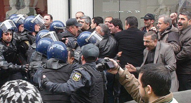 Clashes between the forces of quick-
response regiment of the MIA of Azerbaijan
and opposition supporters in central Baku, in
Nizami (Trade) Street on April 2, 2011. Photo
by the "Caucasian Knot" Clashes between the forces of quick-
response regiment of the MIA of Azerbaijan
and opposition supporters in central Baku, in
Nizami (Trade) Street on April 2, 2011. Photo
by the "Caucasian Knot"