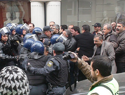 Clashes between the forces of quick-
response regiment of the MIA of Azerbaijan
and opposition supporters in central Baku, in
Nizami (Trade) Street on April 2, 2011. Photo
by the "Caucasian Knot" Clashes between the forces of quick-
response regiment of the MIA of Azerbaijan
and opposition supporters in central Baku, in
Nizami (Trade) Street on April 2, 2011. Photo
by the "Caucasian Knot"
