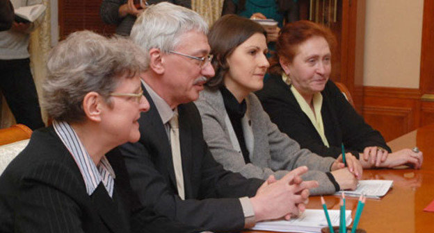Delegation of the Human Rights Centre "Memorial" at the meeting with President of Dagestan. Makhachkala, April 8, 2011. Photo by Albert Tokaev for the "Caucasian Knot" Delegation of the Human Rights Centre "Memorial" at the meeting with President of Dagestan. Makhachkala, April 8, 2011. Photo by Albert Tokaev for the "Caucasian Knot"