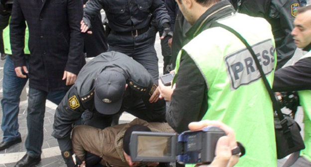 Policemen detain a participant of the oppositional action on April 2, 2011 in Baku. Photo by the "Caucasian Knot" Policemen detain a participant of the oppositional action on April 2, 2011 in Baku. Photo by the "Caucasian Knot"