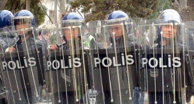 Police cordon in the way of demonstrators during protest rallies in Baku, April 2, 2011. Photo by the "Caucasian Knot" Police cordon in the way of demonstrators during protest rallies in Baku, April 2, 2011. Photo by the "Caucasian Knot"