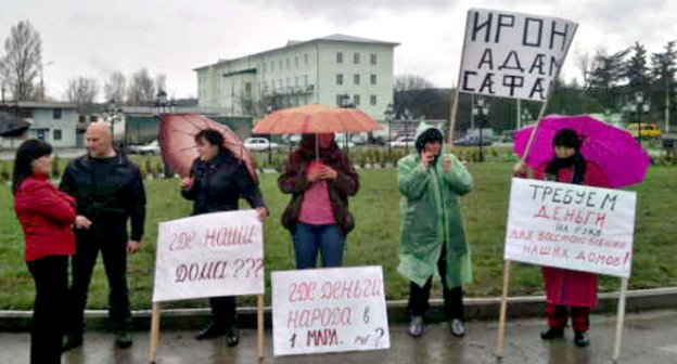 Fire victims rallying in Tskhinvali. April 16, 2011. Photo by the "Caucasian Knot" Fire victims rallying in Tskhinvali. April 16, 2011. Photo by the "Caucasian Knot"
