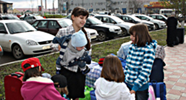 Chechen refugees-returnees from Poland to Chechnya. Photo by the Information Agency "Grozny-Inform" (www.grozny-inform.ru) Chechen refugees-returnees from Poland to Chechnya. Photo by the Information Agency "Grozny-Inform" (www.grozny-inform.ru)